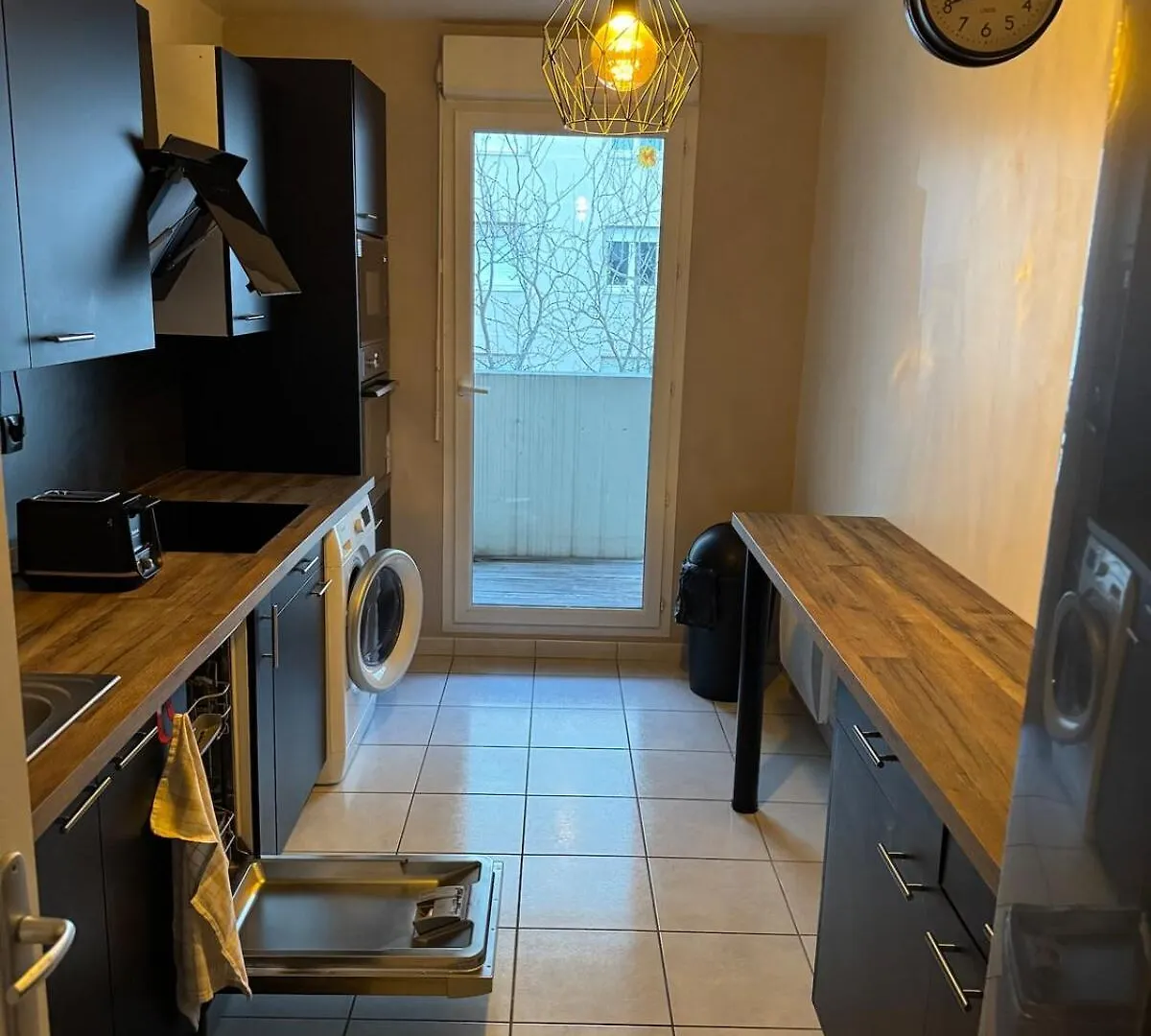 Spacious 3-Room, 6-Person Apartment In ビユールバンヌ