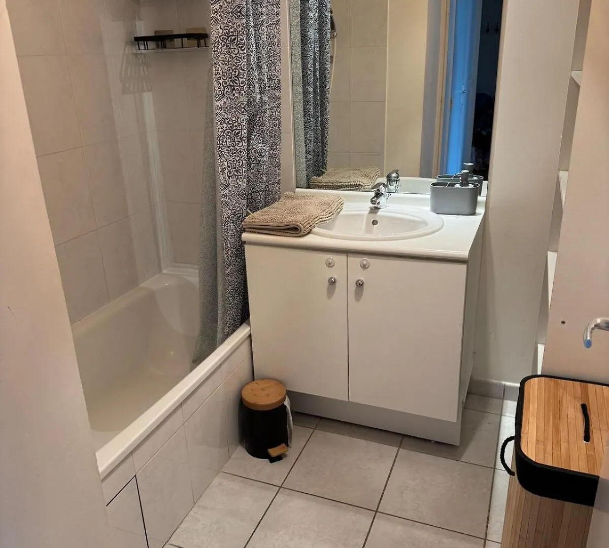 Spacious 3-Room, 6-Person Apartment In ビユールバンヌ